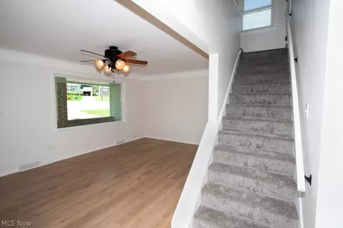 Living - 556 Idora Ln, Struthers, OH 44471 photo 4 of 4