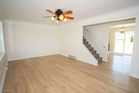 Living - 556 Idora Ln, Struthers, OH 44471 photo 1 of 4
