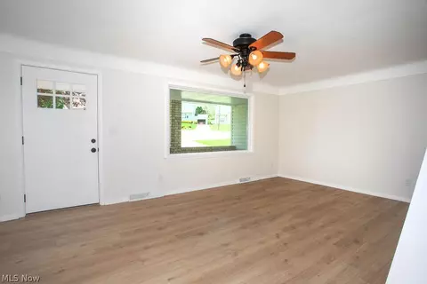Living - 556 Idora Ln, Struthers, OH 44471 photo 2 of 4