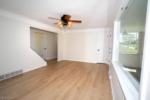 Living - 556 Idora Ln, Struthers, OH 44471 photo 3 of 4