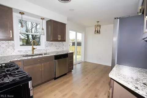 Kitchen - 556 Idora Ln, Struthers, OH 44471 photo 2 of 2