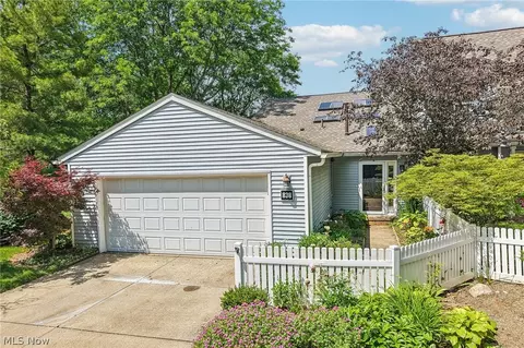 838 Lynnhaven Ln, Akron, OH 44313