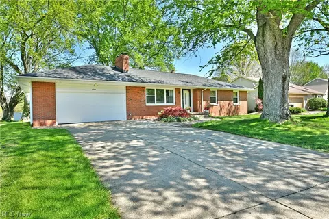 2548 Hilltop Dr, Poland, OH 44514