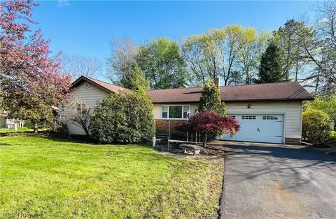 211 Square Dr, Madison, OH 44057