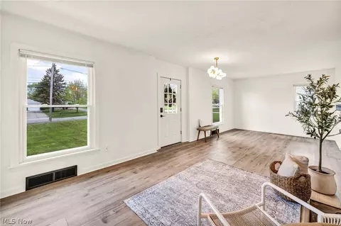 375 Hillside Rd, Seven Hills, OH 44131 photo 4