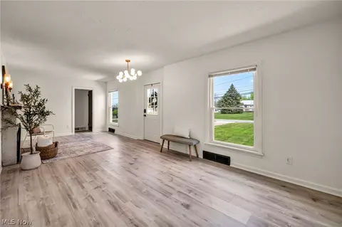 375 Hillside Rd, Seven Hills, OH 44131 photo 6