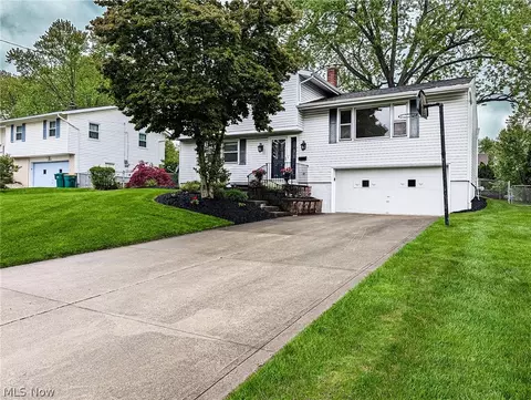 9386 Gettysburg Dr, Twinsburg, OH 44087