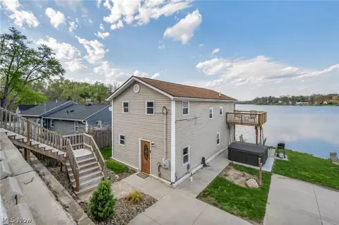 829 Portage Lakes Dr, Akron, OH 44319