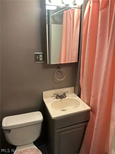 Bath - 676 Kipling St, Akron, OH 44306 photo 1 of 2