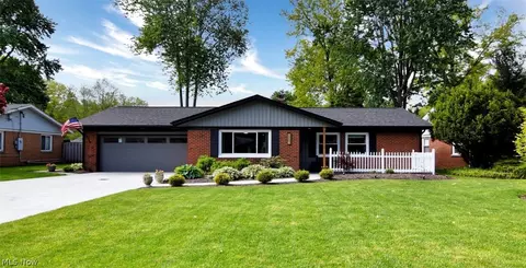 28601 Holly Dr, North Olmsted, OH 44070