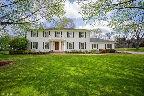 35 Greentree Rd, Moreland Hills, OH 44022