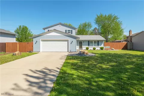 404 Oaknoll Dr, Amherst, OH 44001