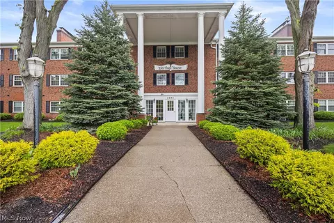 2885 Pease Dr #303, Rocky River, OH 44116