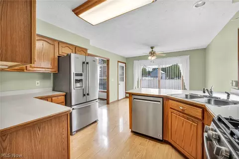 Kitchen - 134 Stonehedge Dr, Elyria, OH 44035 photo 4 of 5