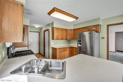 Kitchen - 134 Stonehedge Dr, Elyria, OH 44035 photo 2 of 5