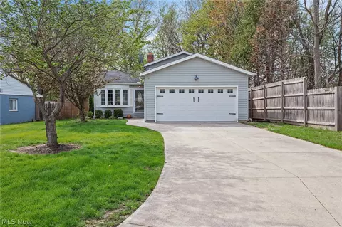 5820 Parkview Ln, Fairview Park, OH 44126