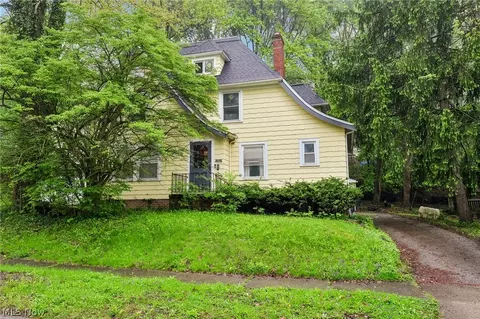 3590 Woodridge Rd, Cleveland Heights, OH 44121