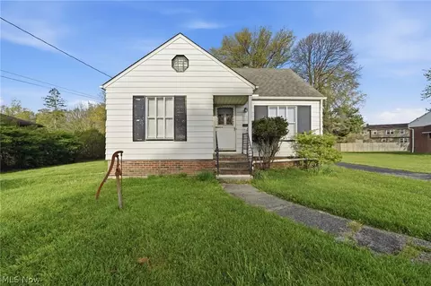 6210 Crossview Rd, Seven Hills, OH 44131