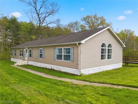 11327 4th St NE, Magnolia, OH 44643