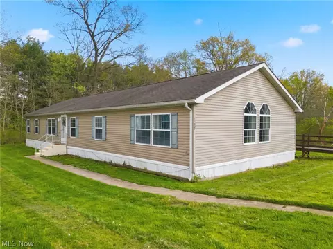 11327 4th St NE, Magnolia, OH 44643