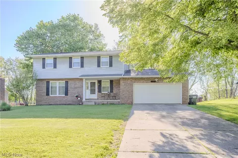 11805 Meadowlane Ave NW, Uniontown, OH 44685