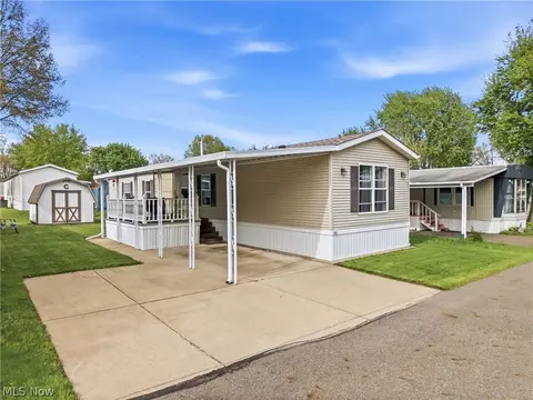 18 Oakwood Dr, Beloit, OH 44609
