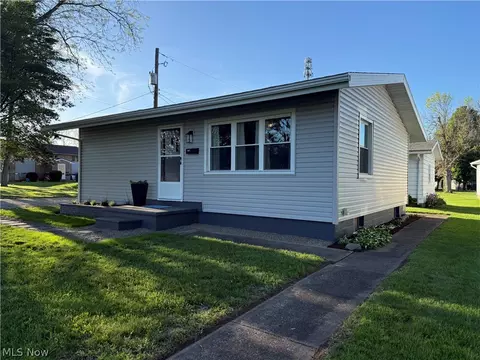 1127 Schell Ave NW, New Philadelphia, OH 44663