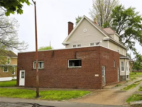 229 5th St, Elyria, OH 44035