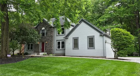 1178 Logan Woods Dr, Hubbard, OH 44425