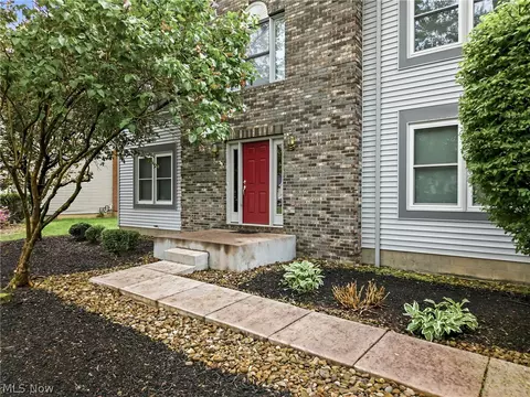 1178 Logan Woods Dr, Hubbard, OH 44425