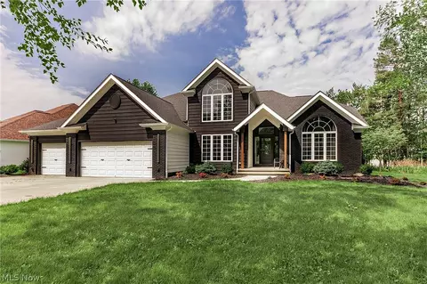 5690 Hartshire Dr, Willoughby, OH 44094