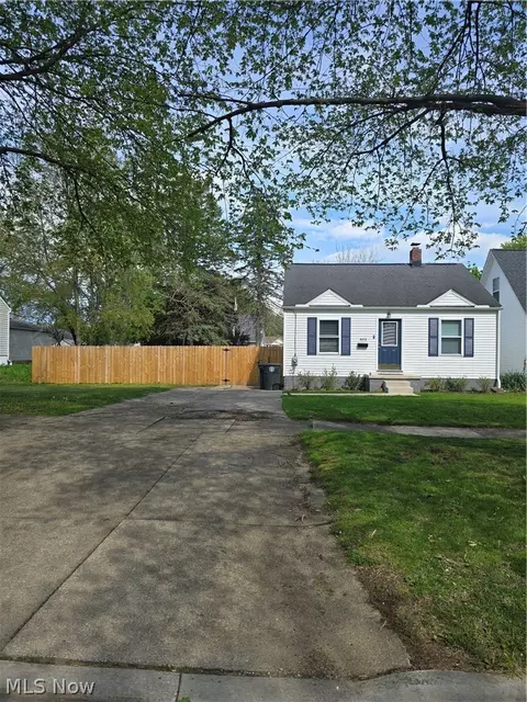 403 High Grove Blvd, Akron, OH 44312