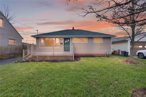 568 Heather Ln, Bedford, OH 44146