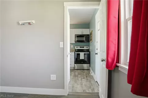 Entry Way - 3428 Vineland Ave, Ashtabula, OH 44004 photo 5 of 6