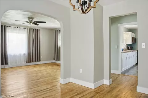 Entry Way - 3428 Vineland Ave, Ashtabula, OH 44004 photo 3 of 6