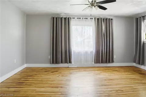 Living - 3428 Vineland Ave, Ashtabula, OH 44004 photo 2 of 3