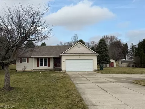 6561 Swamp St NE, Hartville, OH 44632