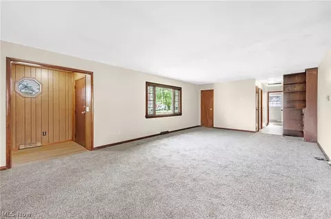 Living - 2456 Jackson St, Lorain, OH 44052 photo 2 of 5