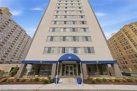 12520 Edgewater Dr #1009, Lakewood, OH 44107