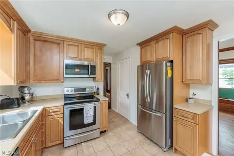 Kitchen - 142 E Bridge St, Berea, OH 44017 photo 4 of 7