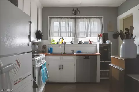 Kitchen - 83 Como St, Struthers, OH 44471 photo 2 of 3