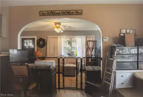 Entry Way - 83 Como St, Struthers, OH 44471 photo 1 of 2