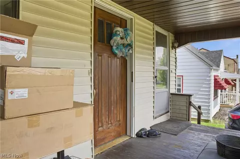 Entry Way - 83 Como St, Struthers, OH 44471 photo 2 of 2