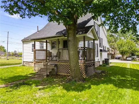 Exterior - 340 Lowell St, Elyria, OH 44035 photo 6 of 8