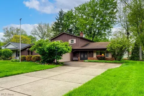 6100 Paisley Dr, North Olmsted, OH 44070