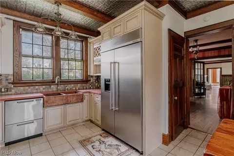 Kitchen - 1325 Bunker Hill Rd, Ashtabula, OH 44004 photo 3 of 4
