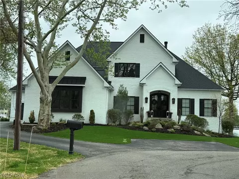 5695 Channel Dr NW, Canton, OH 44718