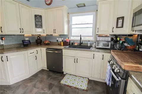 Kitchen - 4040 Broadway, Lorain, OH 44052 photo 2 of 4