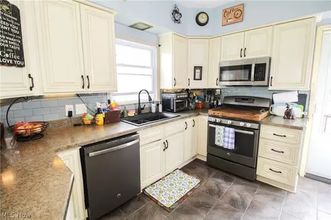 Kitchen - 4040 Broadway, Lorain, OH 44052 photo 4 of 4