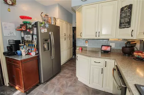 Kitchen - 4040 Broadway, Lorain, OH 44052 photo 3 of 4